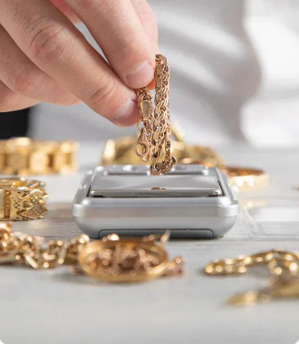 Goldkette auf der Waage